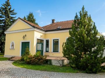 Kleines Miethaus mit Garten und Parkplätzen mitten in...