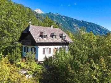 Land & Gut: Forsthaus in Allein & Hügelkopflage mit...