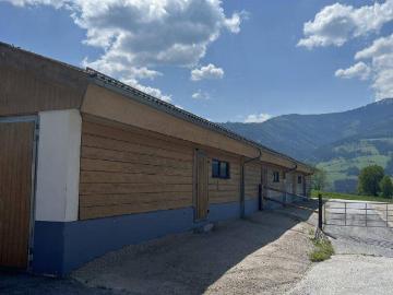 Landwirtschaft mit Haus, Hallen und Stallgebäude