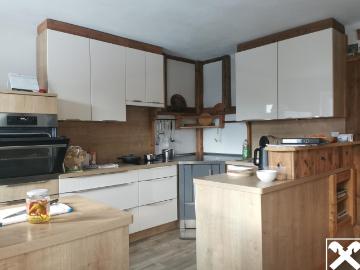 Bauernhaus mit Chalet und Nebengebäude in den Alpen am...