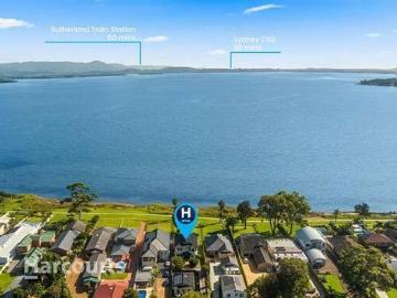 Lakefront Luxury Picturesque Panorama
