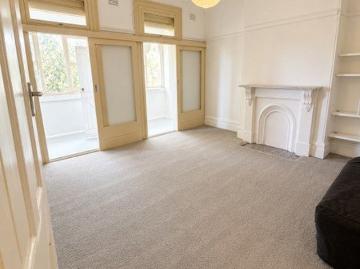 Large first floor 90sqm partly furnished flat