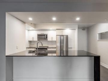 Le Parc 2 Bedroom Apartment for Rent at 3450 Rue...