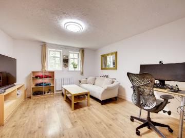 Leigh Hunt Drive, London N14, 2 bed flat to rent, £1,800...