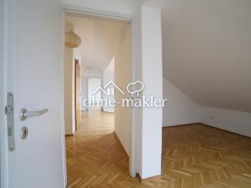 Lichtdurchflutete helle 2,5 Zi DG Whg mit Wohnküche im...