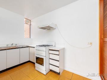 Light Filled One Bedroom Apartment in a Convenient North...