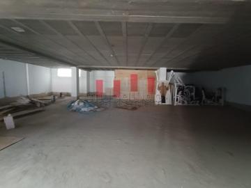 Local commercial de 640m2 à la location Beauséjour