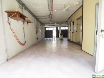 Locale in vendita di 190 m² in Piazza Alessandro Porro, 8