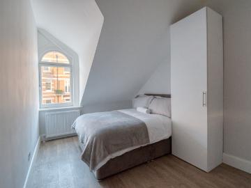 Loft studio flat in Posh Chelsea Has an Apartment