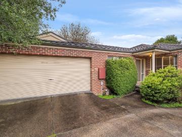 Low maintenance 3 bedroom unit!