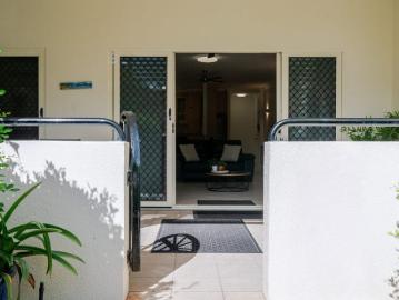 Luxurious 3 Bedroom Poolside Apartment with Private...