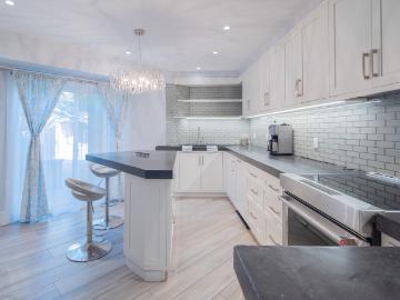 Luxurious Birch Cliff Townhouse 3 Levels, Designer...