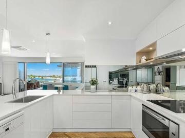 Luxury Penthouse Apartment in Sought After Dolphin Quays...