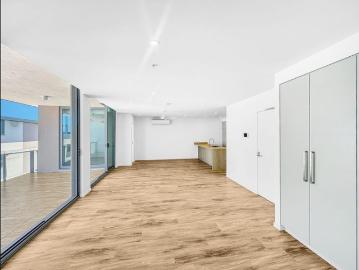 Luxury Top Floor Apartment Just 200m from Kawana Beach