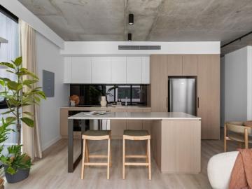 Luxury two bedroom in prime location with gym, pool &...