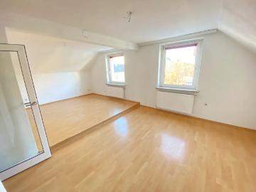 MANSARDENWOHNUNG IN DER GEORG GRINNINGER STR. IN TRAUN