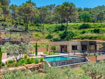 Maison contemporaine avec piscine et jardin