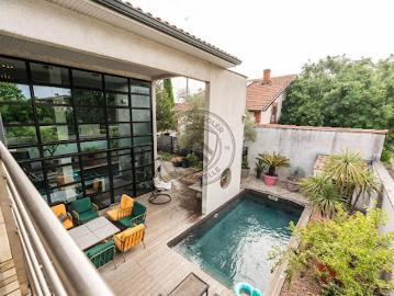 Maison contemporaine avec piscine et jardin