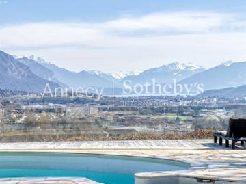 Maison contemporaine avec piscine et terrasse