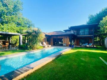 Maison 8 pièces 221 m²