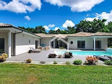 Maison avec piscine et jardin