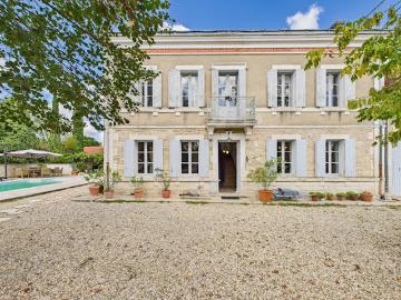 Maison contemporaine avec piscine et jardin