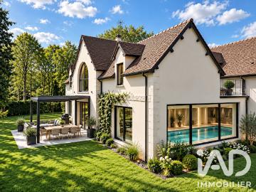 Maison contemporaine avec piscine et jardin