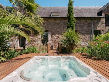 Maison avec piscine et jardin