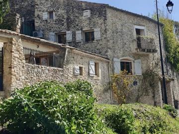 Maison de caractère en pierre avec terrasse, Dions