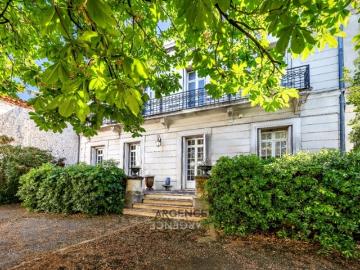 MAISON DE MAÎTRE D'EXCEPTION AU CŒUR DE MAUGUIO –...