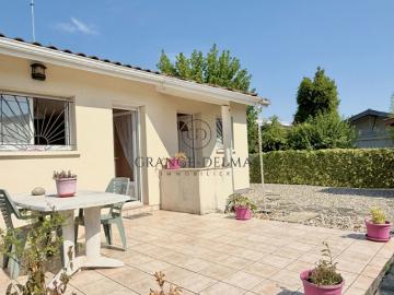 Maison de plain pied avec jardin et stationnements...