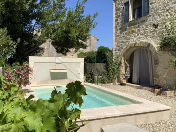 Maison de village en pierre avec terrain et piscine