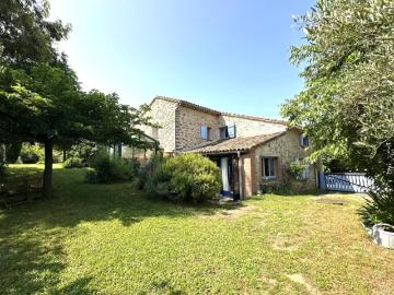 Maison en pierre de 200 m². Terrain de 1 100 m²....