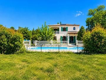 Maison individuelle avec piscine et garage, au calme...
