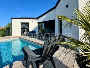 Maison neuve de plain pied piscine et vue dégagée