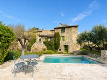 Mas à Gordes, dans un hameau à proximité de toutes les...