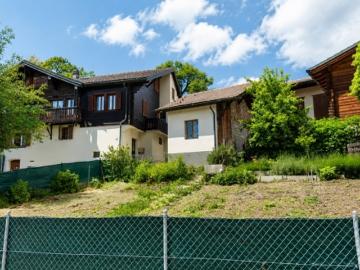 Mehrfamilienhaus mit Anbauten