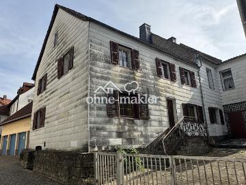Mehrfamilienhaus mit Potenzial in zentraler Lage –...