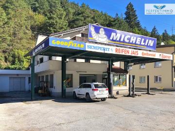 Mehrparteienhaus mit Gewerbeeinheit und separatem Grundstück