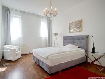Möblierte Wohnung mit kleinem Balkon und Blick auf den...