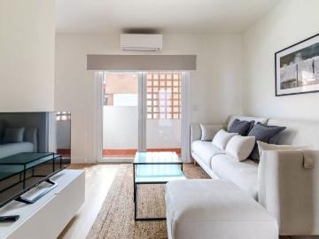 Modern 1BR near Santiago Bernabéu: Steps from Metro &...