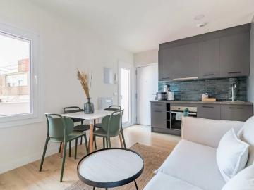 Modern 2BR near Plaza de Castilla: Steps from Metro &...
