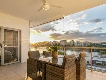 MODERN CONTEMPORARY RIVERSIDE LOCALE