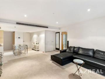 Modern Elegance on Melbourne’s Premier Boulevard