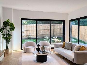 ? Modern Family Retreat in Leafy Blackburn