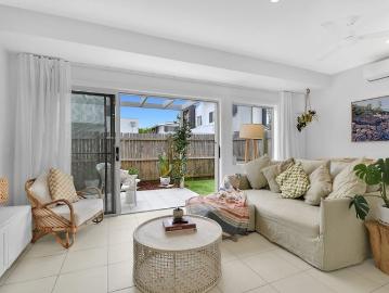 Modern Townhouse in Prime Labrador Location