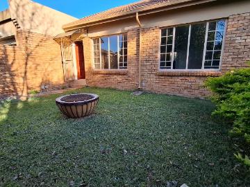 Modern Two Bedroom Townhouse With Single Garage To Rent...