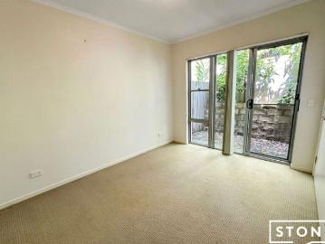 Modern two bedroom unit near popular Jetty strip