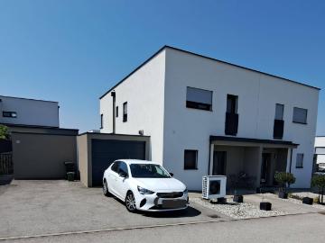 Moderne Doppelhaushälfte mit Photovoltaik, Wärmepumpe,...