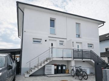 Moderne Doppelhaushälfte mit Pool in ruhiger Lage nahe Wien